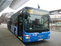 Der neue Lion's City von der delbus in Delmenhorst.Der Wagen 30 hat gegenber seinen Vorgngern keine greren Vernderungen.Auffllig sind vorne an den Tren die dunkelblauen Stangen am Eingang,sowie in hinteren
gibt es eine Bank weniger.Ansonsten ist alles beim alten.Das Foto entstand am 3.Arbeitstag von Wagen 30 am 6.2.2010 am ZOB in Delmenhorst.