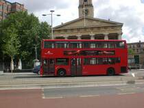 Ein Scania-Doppeldecker auf der Linie 26 an der Waterloostation.