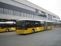 Postauto/Regie Bern Nr. 637 (Mercedes Citaro O530G) am 9.2.2010 in Bern, Postautobahnhof. Einige Citaros der Regie Bern erhielten den neusten Postauto-Anstrich, wo die Wappen der Kantone, wo die Fahrzeuge fahren unter dem Chauffeuren-Fenster plaziert wurde.