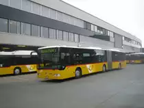Postauto/Regie Bern Nr. 637 (Mercedes Citaro O530G) am 9.2.2010 in Bern, Postautobahnhof. Einige Citaros der Regie Bern erhielten den neusten Postauto-Anstrich, wo die Wappen der Kantone, wo die Fahrzeuge fahren unter dem Chauffeuren-Fenster plaziert wurde.