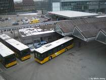 Berner Postautobahnhof mal anders, und zwar machte ich ein Foto von der grossen Schanze herab, wo der Citaro Nr. 9 von PU SteinerBus an zwei Citaro Gelenker (Nr. 636 und 631, Regie Bern) vorbei f�hrt.