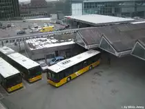 Berner Postautobahnhof mal anders, und zwar machte ich ein Foto von der grossen Schanze herab, wo der Citaro Nr. 9 von PU SteinerBus an zwei Citaro Gelenker (Nr. 636 und 631, Regie Bern) vorbei f�hrt.