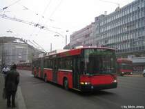 Zweimal Linie 12 auf einem Bild. W�hrend links der NAW/Hess Swisstrolley 2 Nr. 14 auf einem regul�ren Kurs ins Zentrum Paul Klee unterwegs ist, setzt rechts der MAN NG272.2 Nr. 212 zur abendlichen HVZ auf dem 12er ein. Dazwischen schleicht sich auch noch ein Combino...