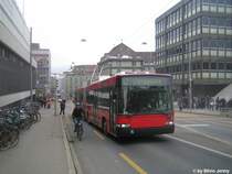 Bernmobil Nr. 13 (NAW/Hess Swisstrolley2 BGT-N) am 9.2.2010 in Bern, Schanzenstrasse. W�hrend ein Autobus mit viel L�rm auf sich aufmerksam macht, dass er bei der Schanzenastrasse abf�hrt, bleibt der St2 ganz ruhig...