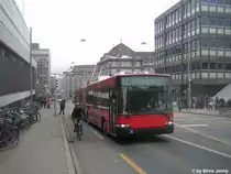Bernmobil Nr. 13 (NAW/Hess Swisstrolley2 BGT-N) am 9.2.2010 in Bern, Schanzenstrasse. W�hrend ein Autobus mit viel L�rm auf sich aufmerksam macht, dass er bei der Schanzenastrasse abf�hrt, bleibt der St2 ganz ruhig...