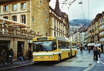 TN Neuch�tel Nr. 110 NAW/Hess Gelenktrolleybus am 23. Dezember 2009 Neuch�tel, Place Pury