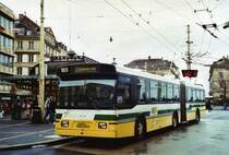 TN Neuch�tel Nr. 165 FBW/Hess Gelenktrolleybus am 23. Dezember 2009 Neuch�tel, Place Pury
