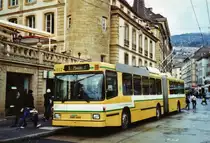 TN Neuch�tel Nr. 112 NAW/Hess Gelenktrolleybus am 23. Dezember 2009 Neuch�tel, Place Pury