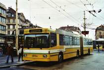 TN Neuch�tel Nr. 107 NAW/Hess Gelenktrolleybus am 23. Dezember 2009 Neuch�tel, Place Pury