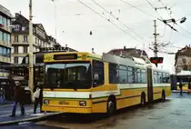 TN Neuch�tel Nr. 107 NAW/Hess Gelenktrolleybus am 23. Dezember 2009 Neuch�tel, Place Pury