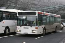 Mesenhohl 051 (E AM 816) f�hrt im Auftrag des Flughafen D�sseldorf Shuttle zwischen den Parkpl�tzen und dem Flughafen Terminal.
Aufgenommen vor dem Terminal,7.2.2010.