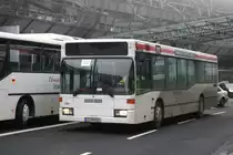 Mesenhohl 051 (E AM 816) f�hrt im Auftrag des Flughafen D�sseldorf Shuttle zwischen den Parkpl�tzen und dem Flughafen Terminal.
Aufgenommen vor dem Terminal,7.2.2010.