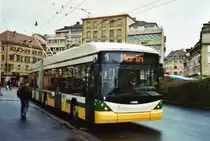 TN Neuch�tel Nr. 131 Hess/Vossloh Gelenktrolleybus am 23. Dezember 2009 Neuch�tel, Place Pury