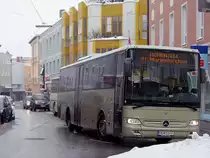 BD-12879 mit Ziel Hohenzell, steuert in der Bezirksstadt Ried i.I. seine n�chste Haltestelle an;100212