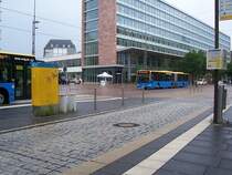 Treffen der Beiden Citaros Nr. 244 und 255 an der Haltestelle Roter Turm in Chemnitz am 28. Juli 2007. Nr. 244 f�hrt als SEV der Linie 2 nach Bernsdorf, Nr. 255 f�hrt als Linie 41 nach Heinersdorf.