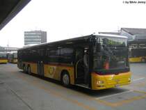 Postauto/Regie Bern Nr. 653 (MAN A26 Lion's City LL) am 9.2.2010 beim Bhf. Bern. Ende 2005 kam zu PU SteinerBus einer der ersten MAN Lion's City Postautos, kurz darauf doppelte die Regie Bern nach, und bestellte ebenfalls einen 15m LC. Unterscheiden kann man die Fahrzeuge u.a. an der Inneneinrichtung, wo der Steiner Wagen das alte Int�rieur mit den roten, und der Regie Wagen die neuen Inneneinrichtung mit den gelben Griffstangen besitzt.