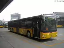 Postauto/Regie Bern Nr. 653 (MAN A26 Lion's City LL) am 9.2.2010 beim Bhf. Bern. Ende 2005 kam zu PU SteinerBus einer der ersten MAN Lion's City Postautos, kurz darauf doppelte die Regie Bern nach, und bestellte ebenfalls einen 15m LC. Unterscheiden kann man die Fahrzeuge u.a. an der Inneneinrichtung, wo der Steiner Wagen das alte Int�rieur mit den roten, und der Regie Wagen die neuen Inneneinrichtung mit den gelben Griffstangen besitzt.