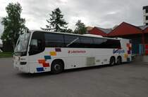 Ein Volvo �berlandlinienbus, der auch Postgut und kleines St�ckgut bef�rdert. Hier beim Be- und Entladen im Juni 2008 in G�llivare/Schweden gesehen.