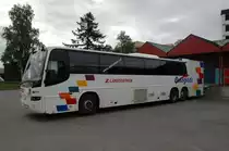 Ein Volvo �berlandlinienbus, der auch Postgut und kleines St�ckgut bef�rdert. Hier beim Be- und Entladen im Juni 2008 in G�llivare/Schweden gesehen.