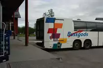Ein Volvo �berlandlinienbus, der auch Postgut und kleines St�ckgut bef�rdert. Hier beim Be- und Entladen im Juni 2008 in G�llivare/Schweden gesehen.Anschliessend gehts an die Haltestelle, um Fahrg�ste mitzunehmen.