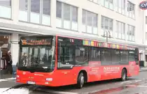 RMV KO MV 259) mit der Linie 576 am Zentralplatz,12.2.2010.
Der Wagen macht Werbung f�r die Perspektive 50plus. 