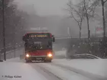 Am 20.12.2009 verwandelten sich sogar Hauptstra�en in D�sseldorf in Schneepisten. Ein Solaris(8018) der Rheinbahn der Linie 735 bahnt sich seinen Weg in Richtung S�dpark �ber v�llig verschneite Stra�en und heftigsten Schneef�lle.