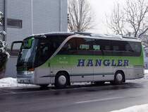SETRA_S411HD von Hangler-Reisen wartet  vor dem Motel in Ried i.I. auf seine Fahrg�ste;100213