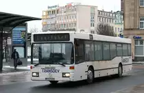 Transdev (MYK TD 710) am HBF Koblenz,12.2.2010.
Bei diesem Wagen frage ich mich heute noch wie der �ber den T�V gekommen ist.
Die Roststellen unter dem Fensterband sehen nicht so aus als w�ren sie �ber Nacht dort hingekommen