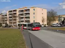 Stadtbus Winterthur Nr. 337 (Solaris Urbino 18) am 20.2.2010 beim Schulhaus Wyden. Noch bis zum letzten Dezember fuhren die Busse der Linie 7 an dieser Abzweigung gerade aus vorbei, und wendeten beim Niederfeld. Seit letztem Dezember f�hrt der 7er zum Bhf. W�lflingen, wo die Hst. SH Wyden ziemlich einsam in der Gegend steht, noch, denn rundherum sind bereits neue �berbauungen ausgesteckt, deren Wert dank der Buslinie h�her sein wird.