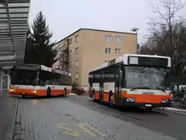 RBS, Worblaufen Nr. 11/BE 535'311 MAN und BSU, Solothurn Nr. 63/SO 21'979 Mercedes am 19. Februar 2010 bei der Haltestelle Papierm�hle.