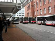 Mal ein Gruppenfoto von PI-TC 438 , HH-LT 1269 und HH-HN 2009 in Hamburg Altona am 20.2.10