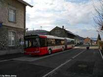 Stadtbus Winterthur Nr. 337 (Solaris Urbino 18) am 20.2.2010 beim Bhf. Wlflingen. Nicht nur das Niederfeld Quartier erlebt einen Bauboom, sondern auch rund um den Bahnhof Wlflingen steht beinahe kein Stein mehr auf dem anderen. Da kommt die die neue Buslinie gerade recht, denn bis in Dorfzentrum ist es eine ziemlich weite Strecke, und da der 7er alle 15Min fhrt, nimmt man eher den Bus als das Auto...