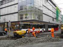 Mercedes O 530 G Citaro (Kfz-Kennzeichen KR-GA 153, Baujahr 2005) der Fa. Auto Gather GmbH, Krefeld. Der Bus ist im Einsatz im Auftrag der Rheinbahn AG Düsseldorf als Linie 754 (Düsseldorf Hbf - Ratingen-Tiefenbroich - Ratingen-Lintorf, Motor Hotel) und zwängt sich durch eine Gleisbaustelle für das Projekt  Kö-Bogen . Aufgenommen am 20.02.2010. Ort: Düsseldorf, Jacobistraße.