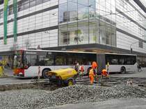 Mercedes O 530 G Citaro (Wagennummer 6867, Kfz-Kennzeichen D-GJ 6867, Baujahr 2004) der Rheinbahn AG Düsseldorf. Der Bus ist im Einsatz als Straßenbahnersatzverkehr für die Linie 707, zwischen Düsseldorf Hbf und Düsseldorf-Derendorf, Marienhospital. Er zwängt sich durch eine Gleisbaustelle für das Projekt  Kö-Bogen . Aufgenommen am 20.02.2010. Ort: Düsseldorf, Jacobistraße.