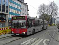 Mercedes O 405 GN2 (Wagennummer 6527, Kfz-Kennzeichen D-ZT 6527, Baujahr 1997) der Rheinbahn AG Düsseldorf, im Einsatz als Linie 737 (Erkrath-Unterfeldhaus, Neuenhausplatz - Düsseldorf-Gerresheim(S) - Düsseldorf Hbf). Aufgenommen am 20.02.2010. Ort: Düsseldorf, Pempelforter Straße.