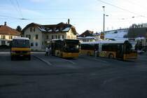 Der Fahrzeugpark von PU RBS, Bern, ist gut den Bedrfnissen der verschiedenen Linien angepasst; Dies zeigt auch diese Aufnahme vom 22.2.2010 am Bahnhof Worb Dorf (nur die kleinste Generation ist nicht vertreten): v.l.n.r. Wagen 210 (MB O816 Vario) fr die Linie nach Rfenacht, Wagen 217 (MAN A76) fr die Linie nach Grosshchstetten und Wagen 203 (Solaris Urbino 12) nach Biglen. 