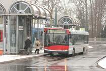 Rheinbahn 8005 (D IA 8005) mit der Linie 735 an der Vennhauser Allee,23.2.2010.