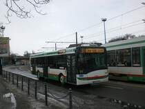 Solaris Urbino auf Betriebsfahrt an der Haltestelle Damaschkeplatz/Hauptbahnhof.