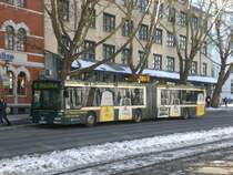 MAN Niederflurbus 2. Generation auf der Linie 13 nach Winzerla an der Haltestelle Stadtzentrum.