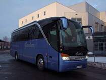 SETRA S411HD vom Reisebro Garber bringt anlsslich der O-Tournee die Shaolin-Mnche zwei Stunden vor deren abendlichem Auftritt auch nach Ried i.I.;100222