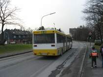 Wagen 9070 auf der Linie 618 Richtung Dellbusch verlsst die Haltestelle Sternenberg und wird nun die Gennebrecker Str. nach links verlassen, um die Haltestelle Dellbusch Ost zu erreichen. Die wegen des Schwebebahnausfalls dazugekauften Busse haben keine Linienanzeige und wurden deshalb als E-Wagen beklebt.