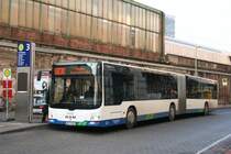 NIAG 5615 (WES O 5615) mit dem SB30 nach Moers.
Hier am HBF Duisburg Osteingang,20.2.2010.