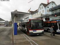 ZVB Nr. 124 ''Stadtbahn Zug'' (Scania/Hess N94UB) am 28.2.2010 beim Bhf. Baar. Der Anstrich dieses Scanias wurde an einem RABe 523 Flirt angelehnt. So erhielten die Tren rote Rahmen, die Dachbanden wurden mit ''Ein sympatischer Zug'' beklebt, und im Innern wurden die Sitzpolsten den Flirt's angepasst. Leider gibt es kein umgekehrtes Pendant, wo ein Flirt im ZVB-Anstrich verkehrt =(.