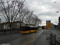 Postauto/PU Stutz Nr. 227 (MAN A20 Lion's City) am 28.2.2010 beim Bhf. Wiedikon. Wegen einer Baustelle beim Bhf. Wiedikon knnen die Postautos nicht direkt an den Bahnhof fahren, sie fahren daher ber die Tramschlaufe hinter den Bahnhof, und wenden dabei ber die Buswendeshclaufe, die planmssig nicht mehr befahren wird.