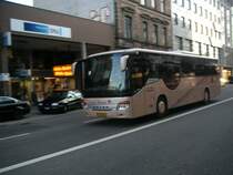 Hier ist ein Setra zu sehen. Die Firma fhrt jeden Tag mehrmals von Saarbrcken nach Luxenburg und zurck. Das Foto wurde am 05.03.2010 in Saarbrcken gemacht.