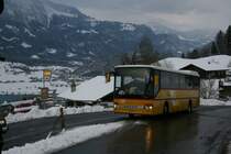 Nach einem sehr schneereichen Tag hat sich das wetter wenigstens minim aufgehellt, als der Flück-Setra Nr. 7 auf seiner letzten Bergfahrt in die Axalp bei der Haltestelle Engi die Kreuzung mit dem Gegenkurs abwartet. 6.3.2010. 