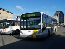 New A 330 Nr 4898 vor dem Bahnhof am 29/03/09.