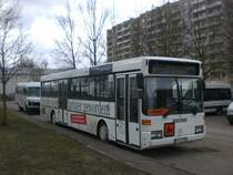 Mercedes-Benz O 405 N (Niederflur-Stadtversion) abgestellt auf einem Parkplatz an der Allee der Kosmonauten.