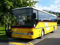 Post - Setra Regio Bus Be 235 726 bie der Haltestelle beim Bahnhof von Sch�nried am 29.07.2007