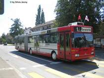 Mercedes O405GTZ Nr. 149 vis-a-vis der Haltestelle Schiltwiesen (wird nur in Richtung HB-T�ss bedient). Dieses Fahrzeug war bereits in der Revision, und bekam daher den neuen rot/weissen-Anstrich. Wegen des Nationalfeiertags in der Schweiz h�lt Stadtbus Winterthur die Tradition aufrecht, ihre Busse zu Feier des Tages mit Fahnenschmuck fahren zu lassen.